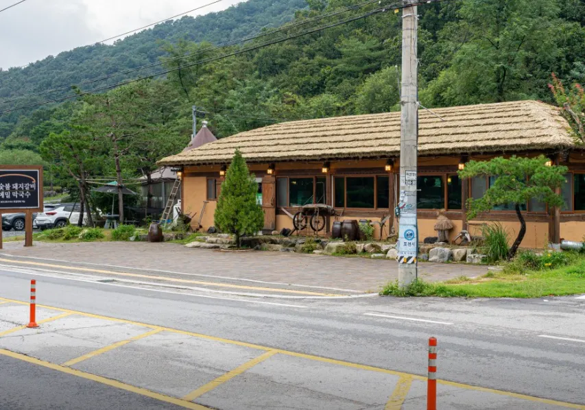 생방송투데이 포천 마늘 폭탄 소갈비 초가옥 위치 및 예약 주차 정보 정리